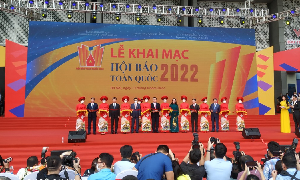 Các đại biểu thực hiện nghi thức cắt băng khai mạc Hội báo Toàn quốc năm 2022.