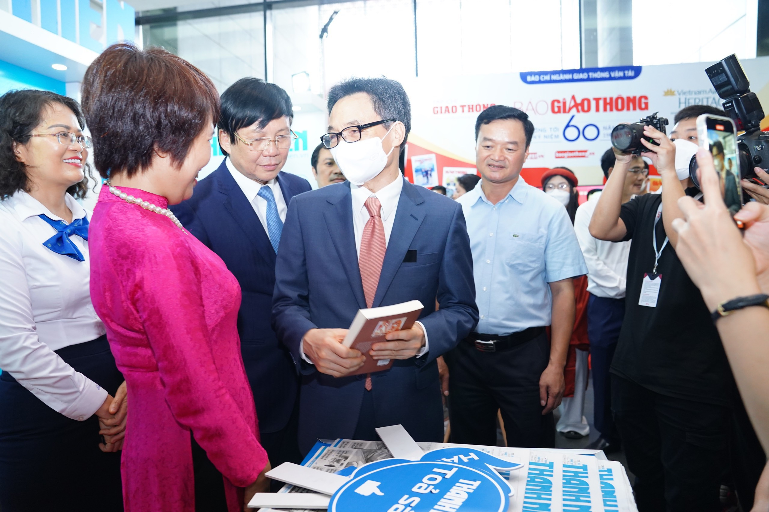 Phó Thủ tướng Vũ Đức Đam thăm quan gian trưng bày của báo Thanh niên.