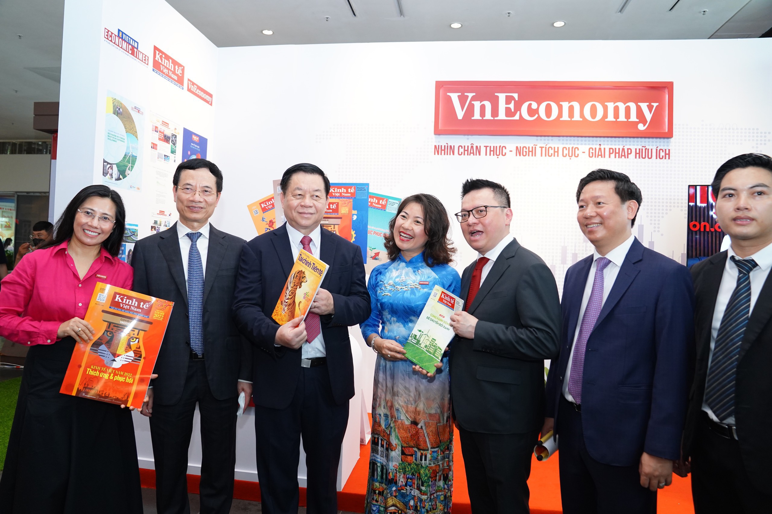 Trưởng ban Tuy&ecirc;n gi&aacute;o Trung ương Nguyễn Trọng Nghĩa, Bộ trưởng Bộ Th&ocirc;ng tin v&agrave; Truyền th&ocirc;ng Nguyễn Mạnh H&ugrave;ng, Chủ tịch Hội Nh&agrave; b&aacute;o L&ecirc; Quốc Minh thăm quan gian trưng b&agrave;y của Tạp ch&iacute; Kinh tế Việt Nam/VnEconomy.