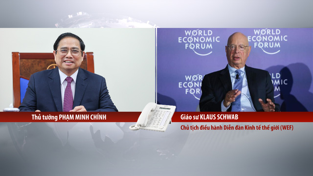 Thủ tướng Phạm Minh Chính điện đàm với Chủ tịch sáng lập kiêm Giám đốc điều hành Diễn đàn Kinh tế thế giới (WEF) - Ảnh: VGP/Nhật Bắc