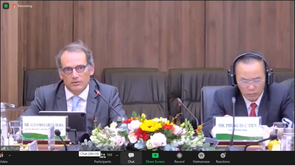 &Ocirc;ng&nbsp;Alfonso Garcia Mora v&agrave; Thứ trưởng Ph&ugrave;ng Đức Tiến tại hội thảo