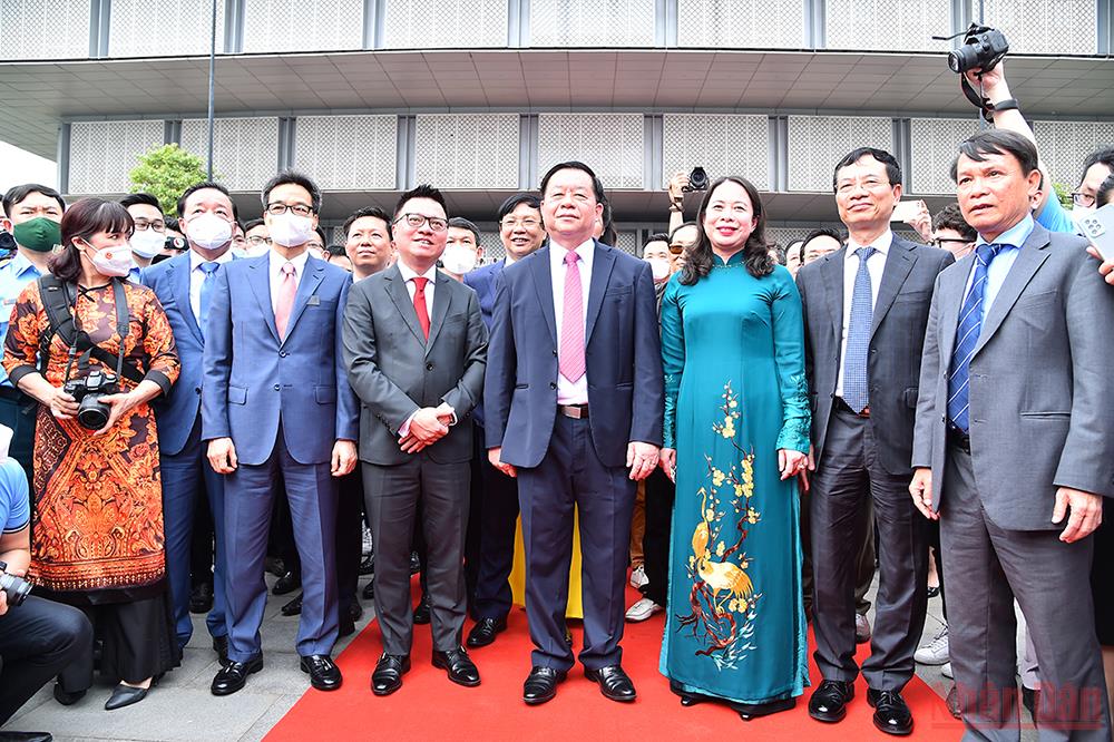 Các đồng chí lãnh đạo Đảng, Nhà nước cùng các đại biểu tham quan triển lãm, các gian báo của các cơ quan thông tấn, báo chí sau buổi lễ khai mạc.