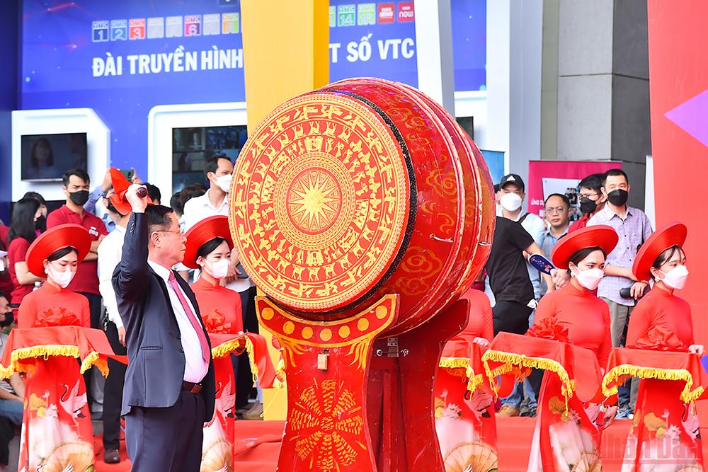 Bí thư Trung ương Đảng, Trưởng Ban Tuyên giáo Trung ương Nguyễn Trọng Nghĩa đánh trống khai Hội báo toàn quốc 2022 sáng ngày 13/4.