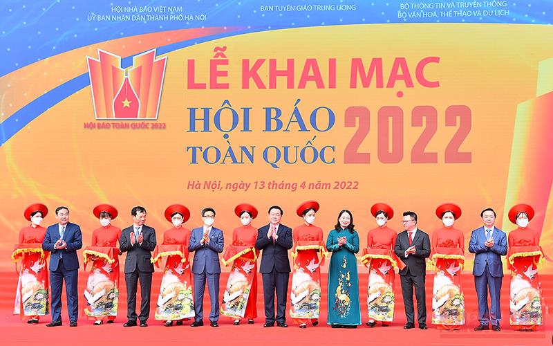 C&aacute;c đại biểu thực hiện nghi thức cắt băng khai mạc Hội b&aacute;o To&agrave;n quốc năm 2022.