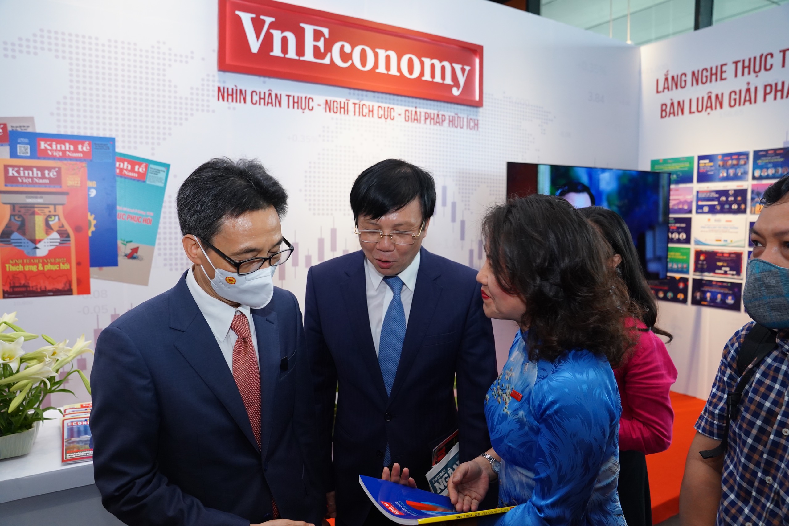 Phó Thủ tướng Vũ Đức Đam (ngoài cùng bên trái), cùng ông Hồ Quang Lợi, nguyên Phó Chủ tịch thường trực Hội Nhà báo Việt Nam (thứ 2 từ trái sang) thăm quan gian trưng bày của Tạp chí Kinh tế Việt Nam/VnEconomy.