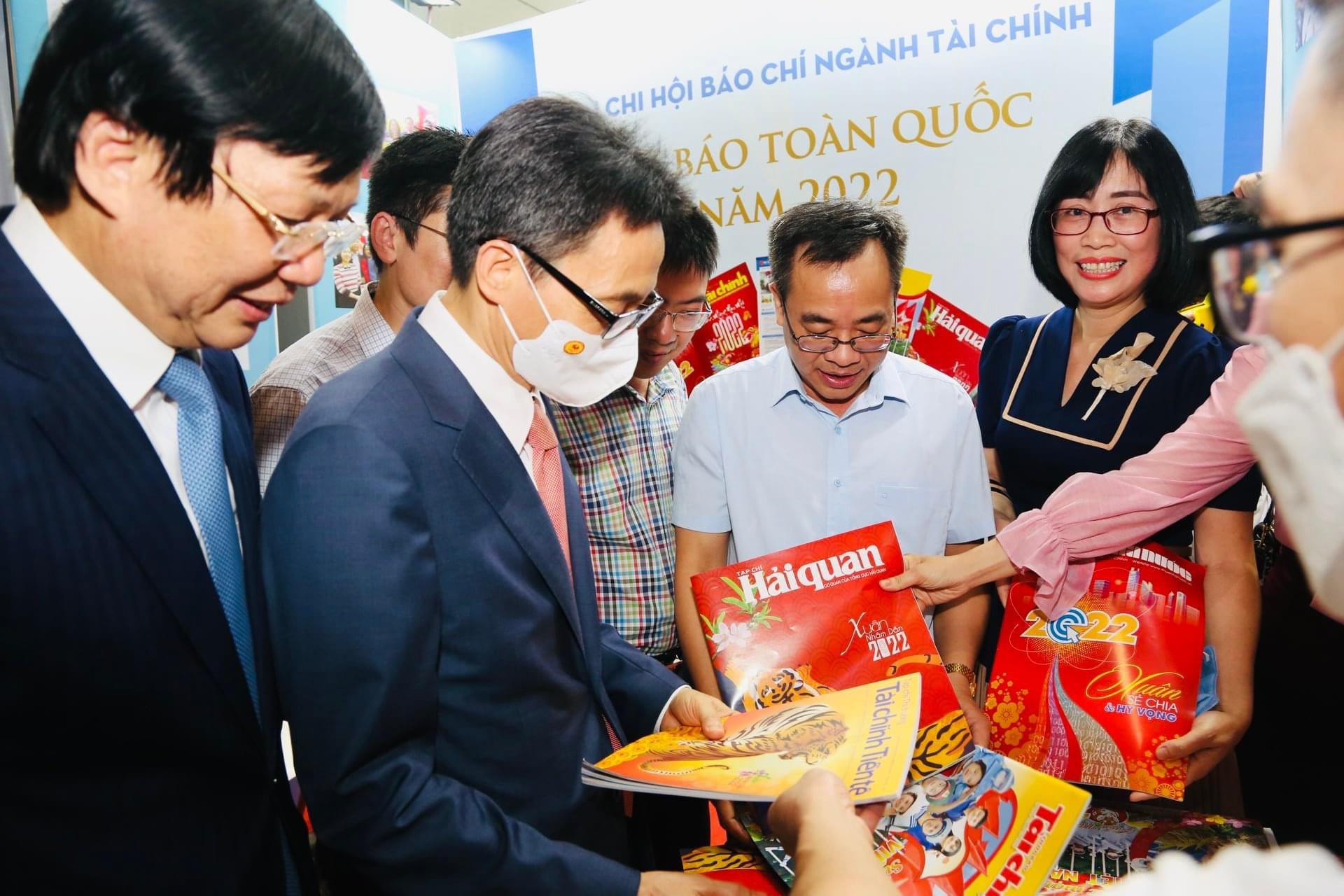 Ph&oacute; Thủ tướng Vũ Đức Đam thăm quan gian trưng b&agrave;y của Li&ecirc;n Chi hội Nh&agrave; b&aacute;o ng&agrave;nh T&agrave;i ch&iacute;nh.