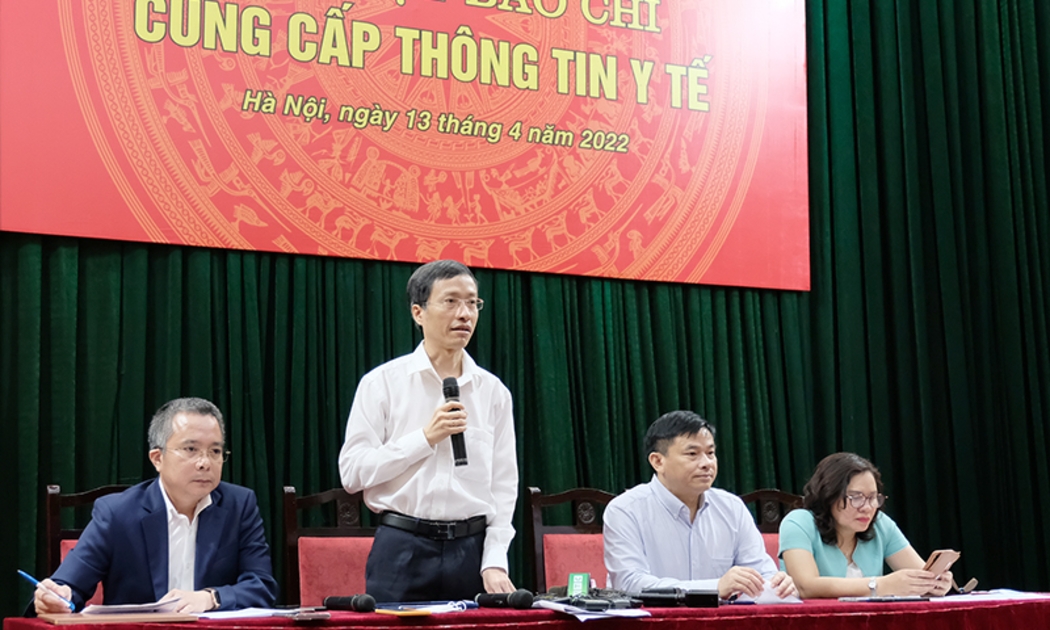 Đại diện các đơn vị của Bộ Y tế trả lời họp báo. Ảnh - Trần Minh.