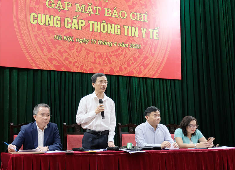 Đại diện các đơn vị của Bộ Y tế trả lời họp báo. Ảnh - Trần Minh. 