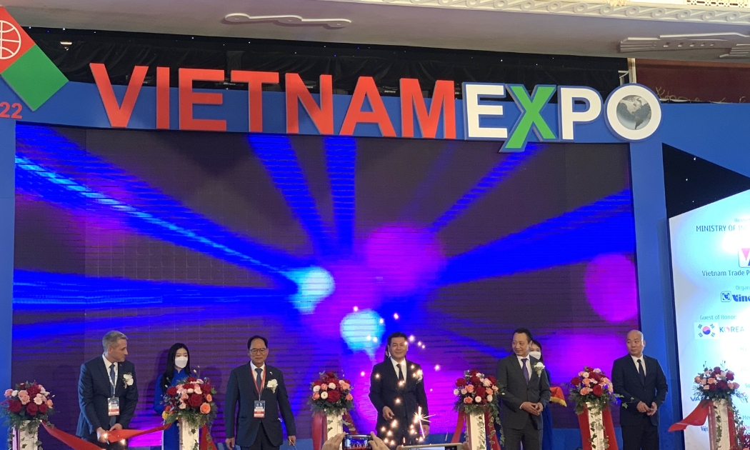 Lãnh đạo Bộ Công Thường cùng lãnh đạo đại diện một số đơn vj nhấn nút khai mạc hội chợ