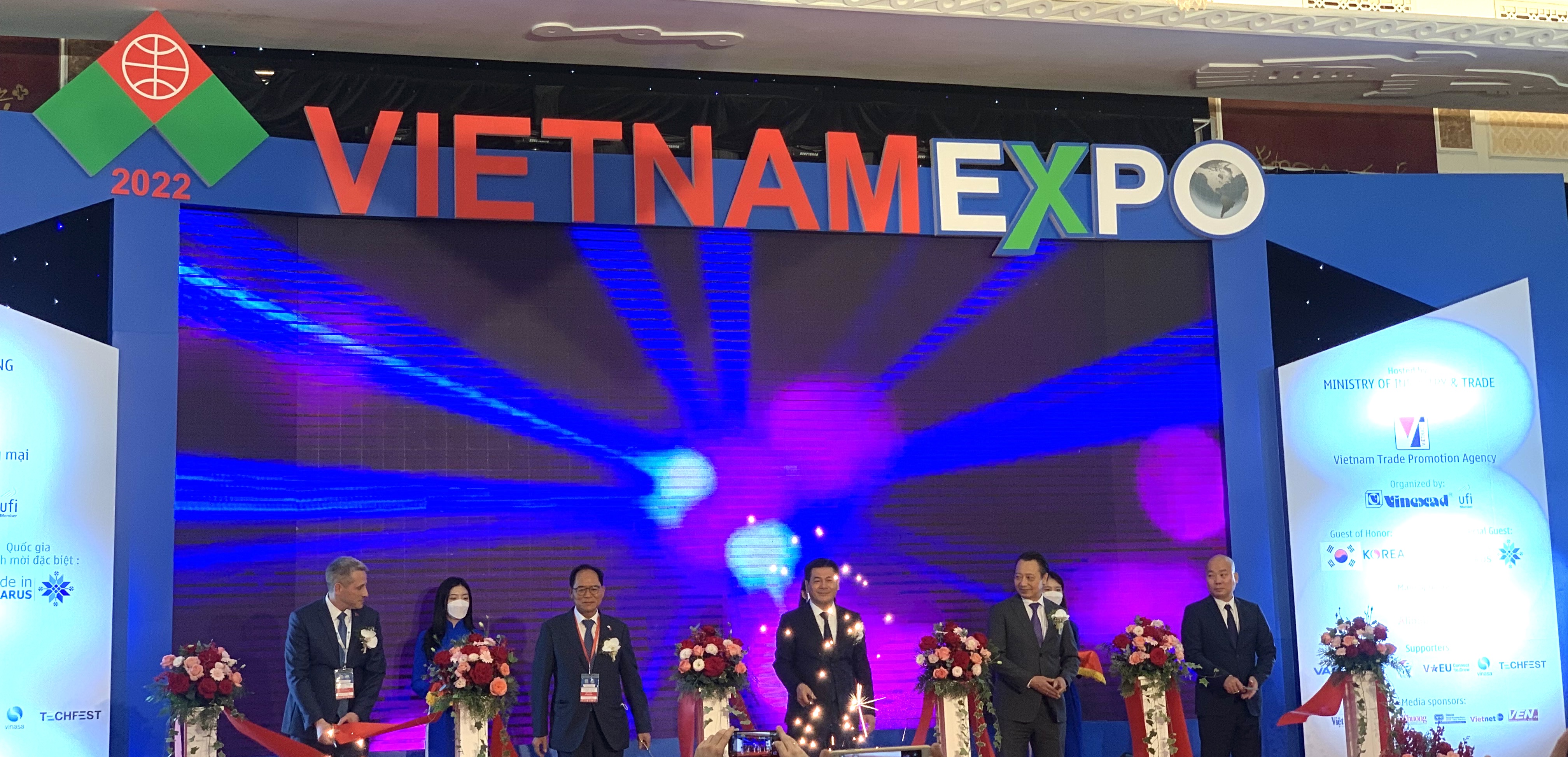 Lãnh đạo Bộ Công Thường cùng lãnh đạo đại diện một số đơn vj nhấn nút khai mạc hội chợ