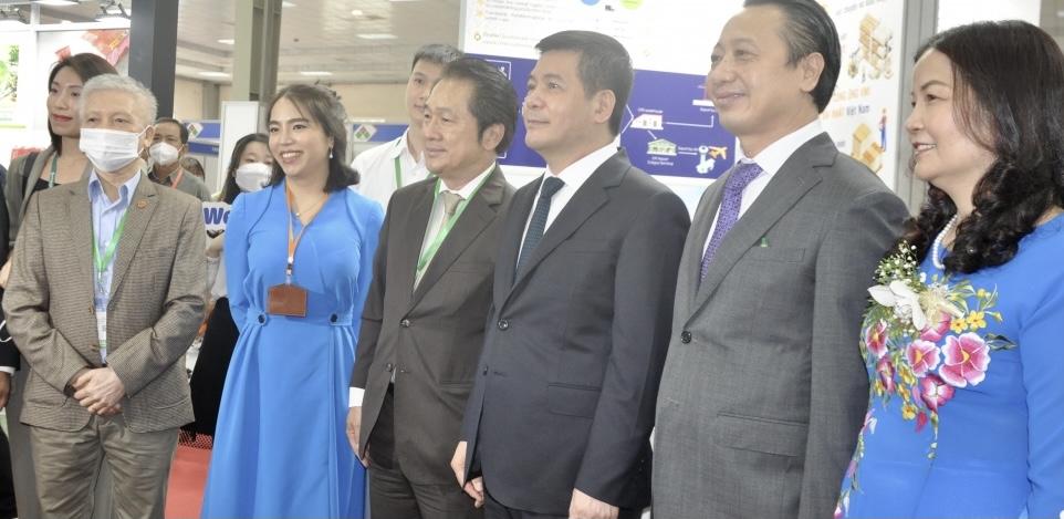 Bộ trưởng Bộ C&ocirc;ng Thương Nguyễn Hồng Di&ecirc;n c&ugrave;ng c&aacute;c kh&aacute;ch mời tham quan gian h&agrave;ng.