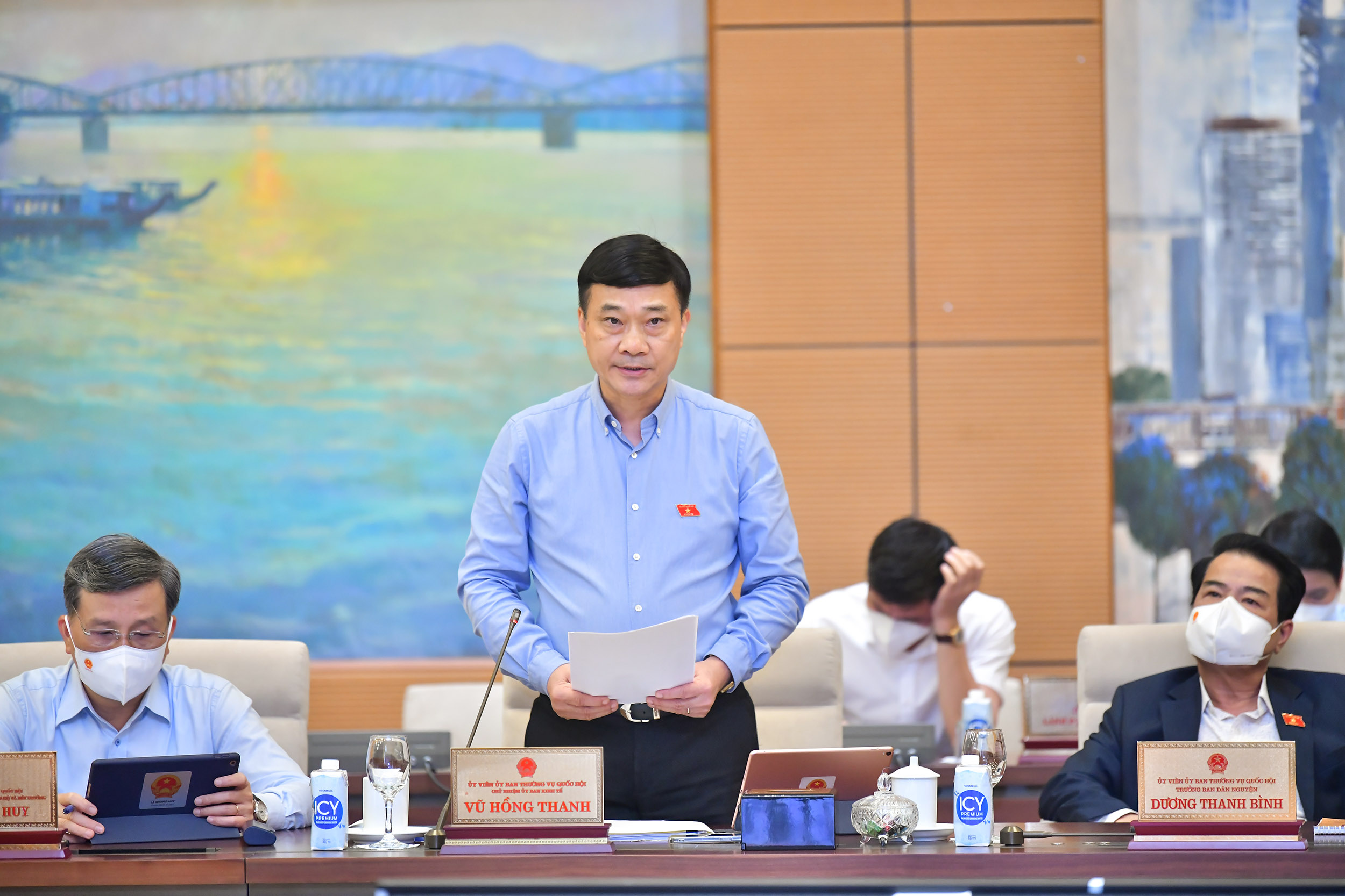 Chủ nhiệm Ủy ban Kinh tế Vũ Hồng Thanh trình bày báo cáo thẩm tra - Ảnh: Quochoi.vn