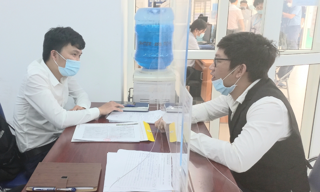 Doanh nghiệp phỏng vấn tuyển dụng trong phiên giao dịch việc làm ngày 14/4. Ảnh - Thu Hằng.