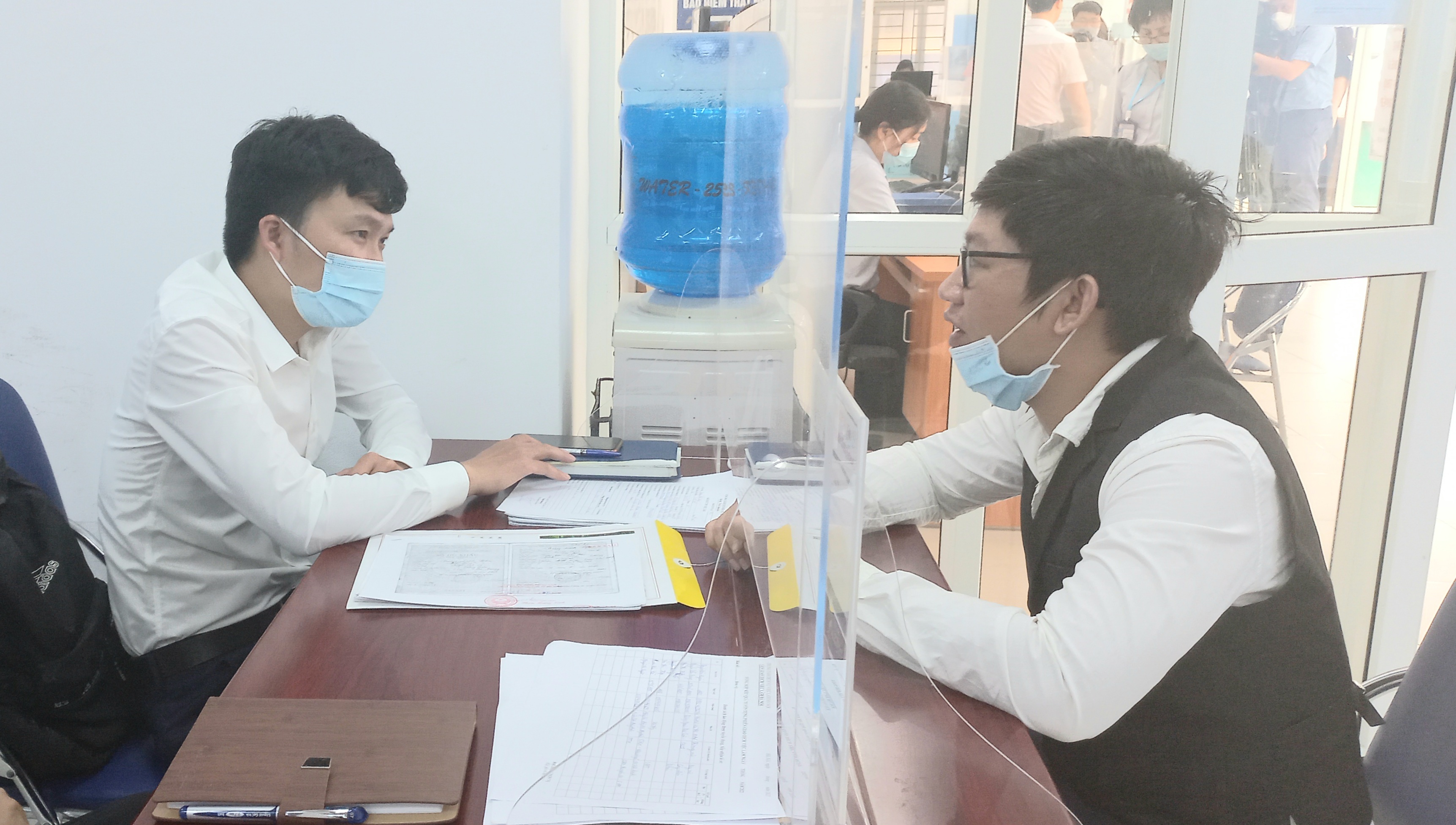 Doanh nghiệp phỏng vấn tuyển dụng trong phiên giao dịch việc làm ngày 14/4. Ảnh - Thu Hằng. 