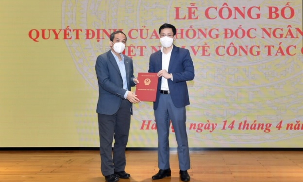 Phó Thống đốc Đoàn Thái Sơn trao quyết định bổ nhiệm cho ông Nguyễn Phi Lân