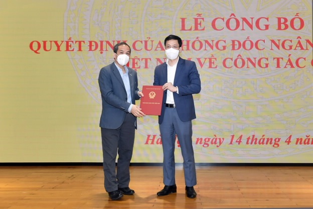 Phó Thống đốc Đoàn Thái Sơn trao quyết định bổ nhiệm cho ông Nguyễn Phi Lân