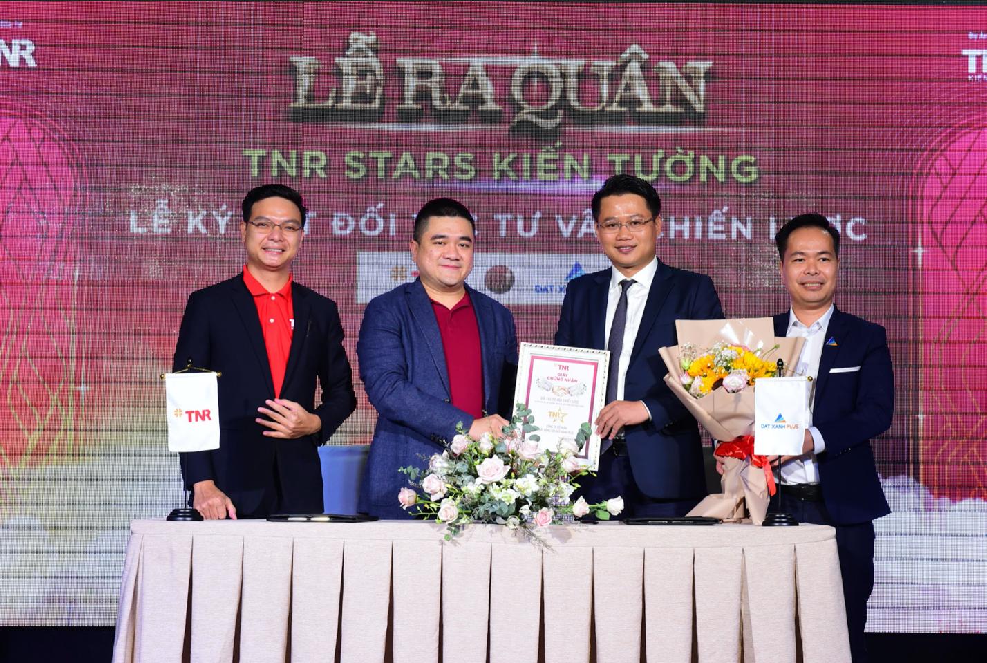 Ông Nguyễn Đăng Phương - Phó Tổng giám đốc TNR Holdings Vietnam trao giấy chứng nhận Đối tác tư vấn chiến lược cho đại diện đơn vị Đất Xanh Plus.