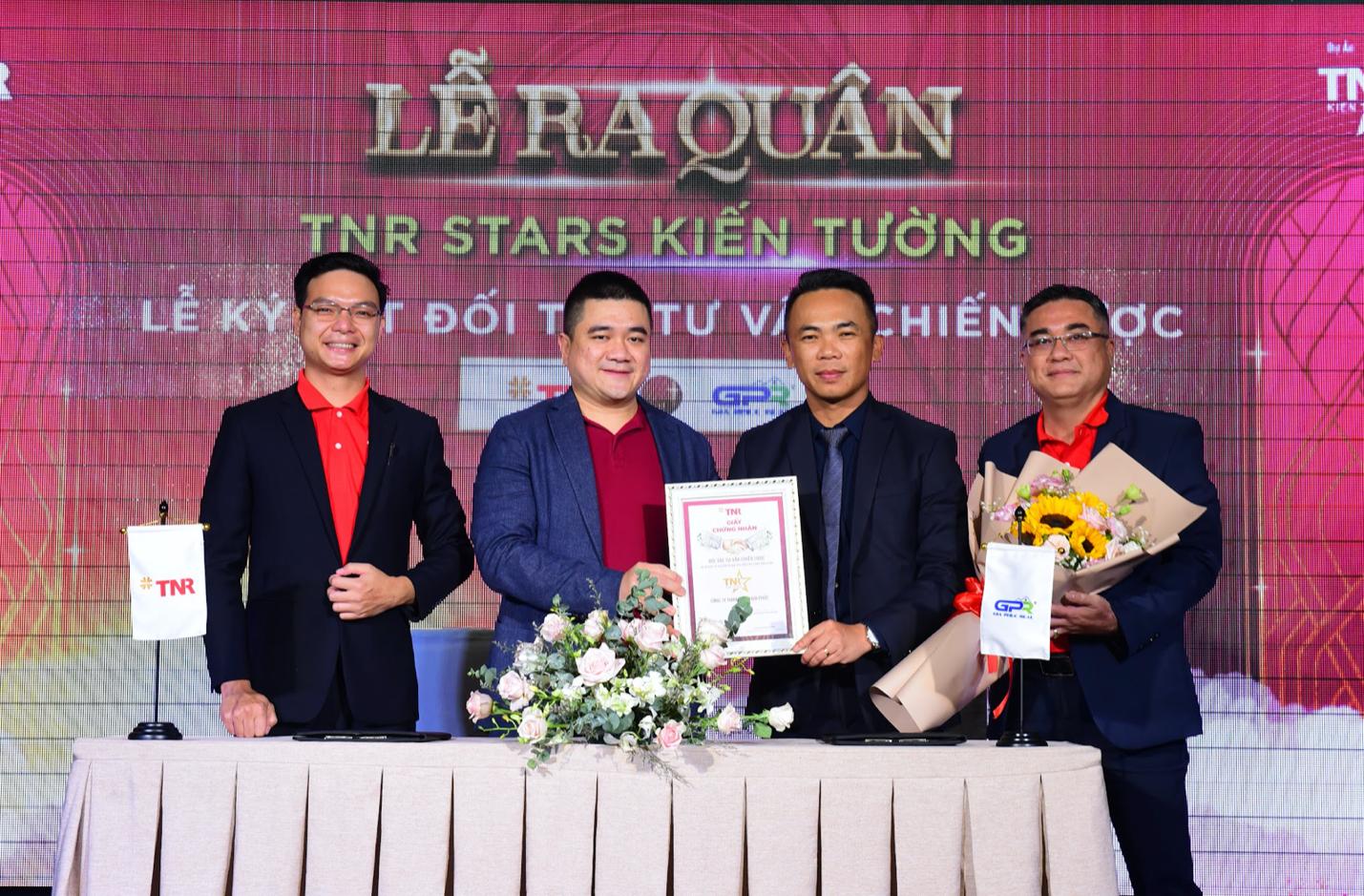 Ông Nguyễn Đăng Phương - Phó Tổng giám đốc TNR Holdings Vietnam trao giấy chứng nhận Đối tác tư vấn chiến lược cho đại diện đơn vị Gia Phúc Real.