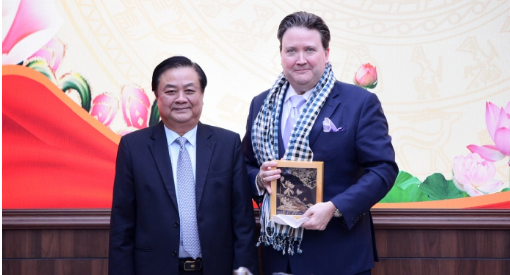 Bộ trưởng Lê Minh Hoan và Đại sứ Mỹ Marc E. Knapper. 