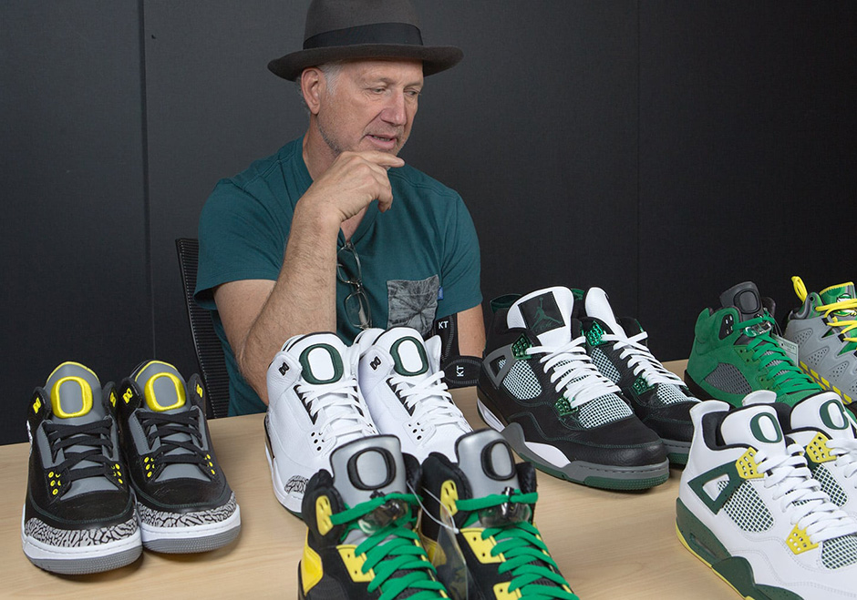 Đ&ocirc;i gi&agrave;y nguy&ecirc;n mẫu&nbsp;Air Jordan 3 năm 1988 v&agrave; nh&agrave; thiết kế Tinker Hatfield b&ecirc;n cạnh bộ sưu tập Air Jordan &ldquo;Oregon&rdquo;.