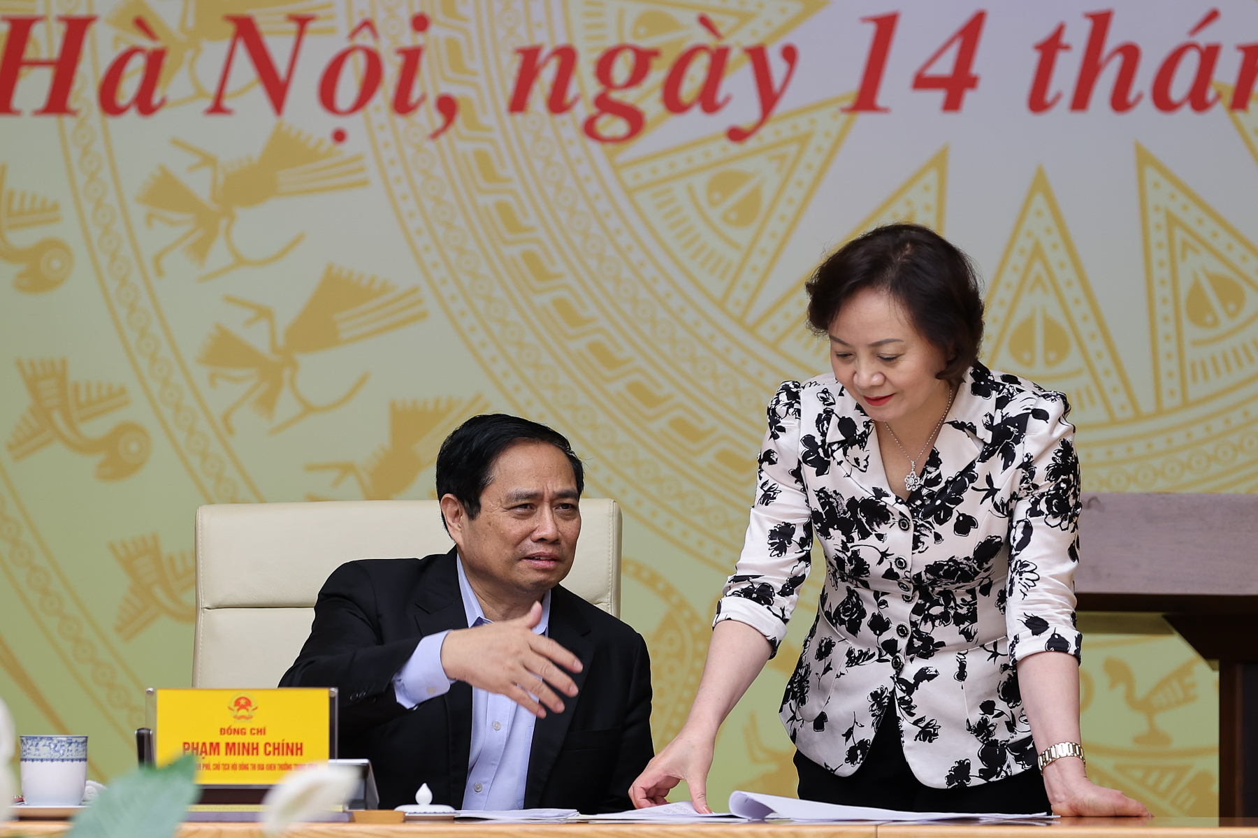 Thủ tướng trao đổi với Bộ trưởng Bộ Nội vụ Phạm Thị Thanh Tr&agrave; - Ảnh: VGP