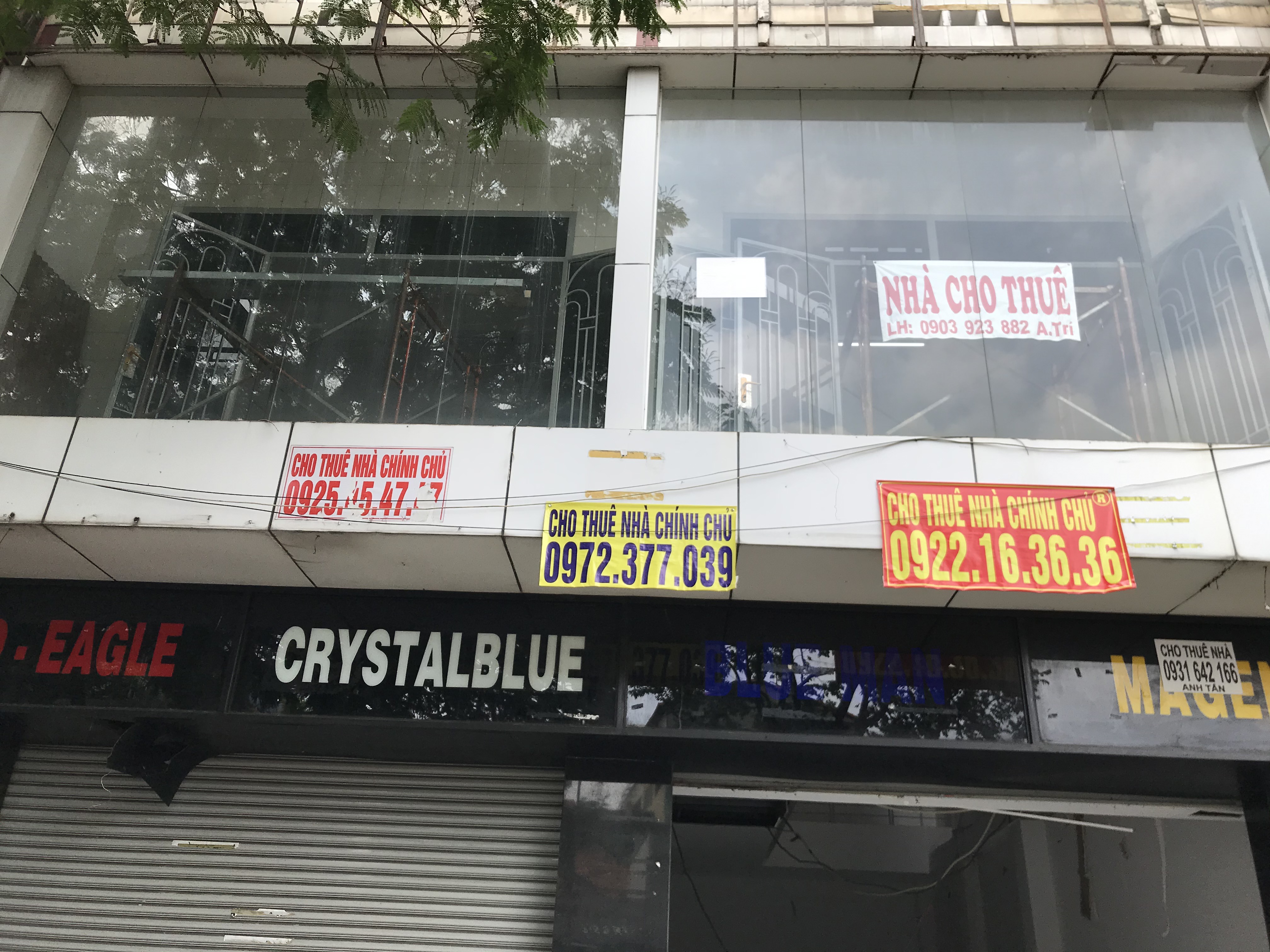 Nhiều mặt bằng tại TP.HCM đang tìm khách thuê, ngay tại các vị trí "vàng" cũng treo biển cho thuê dù trước dịch Covid-19 hầu như lúc nào cũng kín chỗ.  