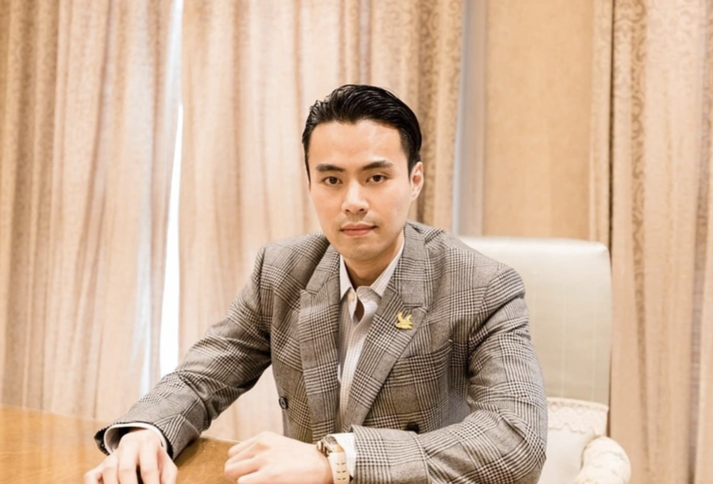 Ông Đỗ Hoàng Minh là con trai cả của bị can Đỗ Anh Dũng vừa bị Bộ Công an ra quyết định khởi tố, lệnh bắt tạm giam vì tội lừa đảo chiếm đoạt tài sản.
