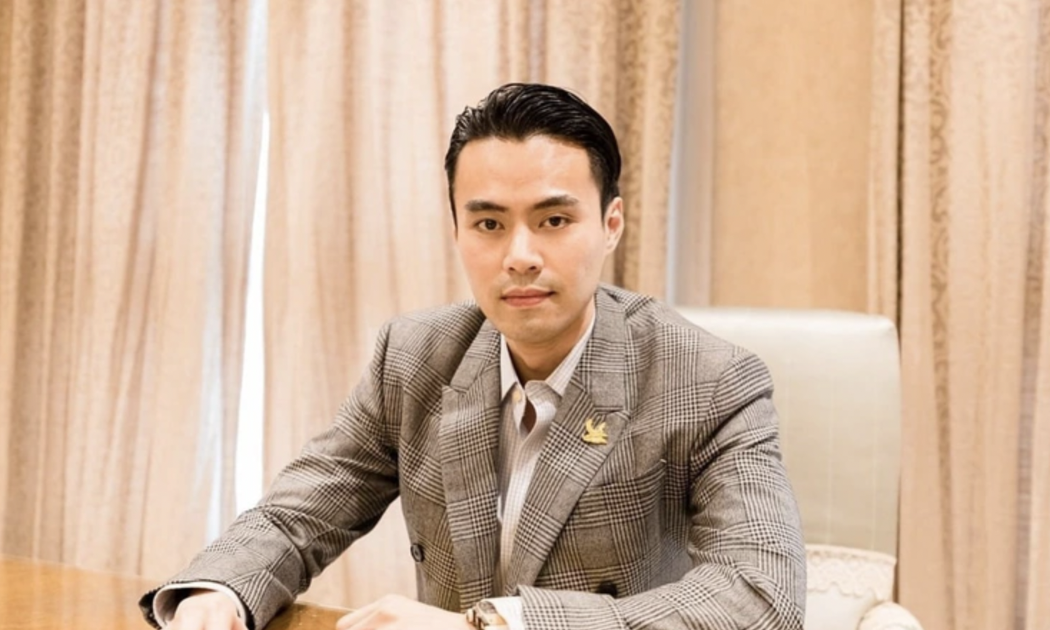 Ông Đỗ Hoàng Minh là con trai cả của bị can Đỗ Anh Dũng vừa bị Bộ Công an ra quyết định khởi tố, lệnh bắt tạm giam vì tội lừa đảo chiếm đoạt tài sản.