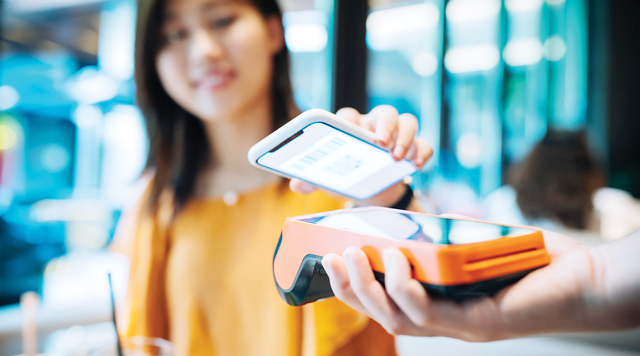 Xu hướng thanh toán không dùng tiền mặt ngày càng phổ biến tại Việt Nam.