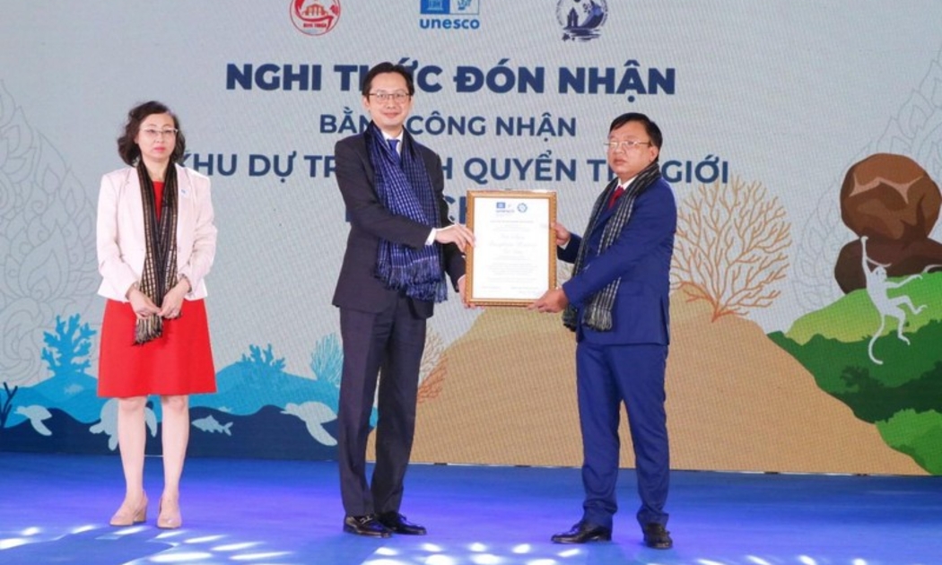 Đại diện Bộ Ngoại giao Việt Nam trao Bằng công nhận Khu dự trữ sinh quyển thế giới Núi Chúa cho đại diện chính quyền tỉnh Ninh Thuận.