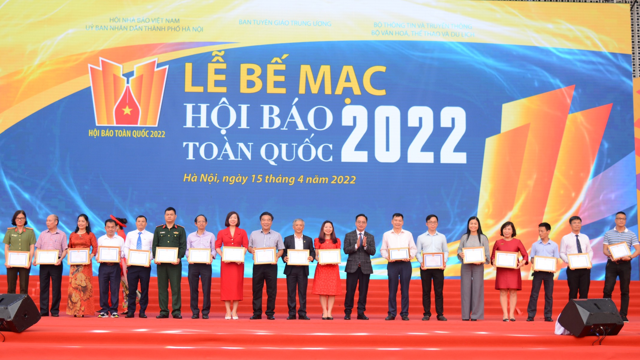 Đại diện Tạp chí Kinh tế Việt Nam (thứ ba từ trái sang) nhận giấy khen do có đóng góp tích cực vào thành công của Hội báo toàn quốc 2022.  