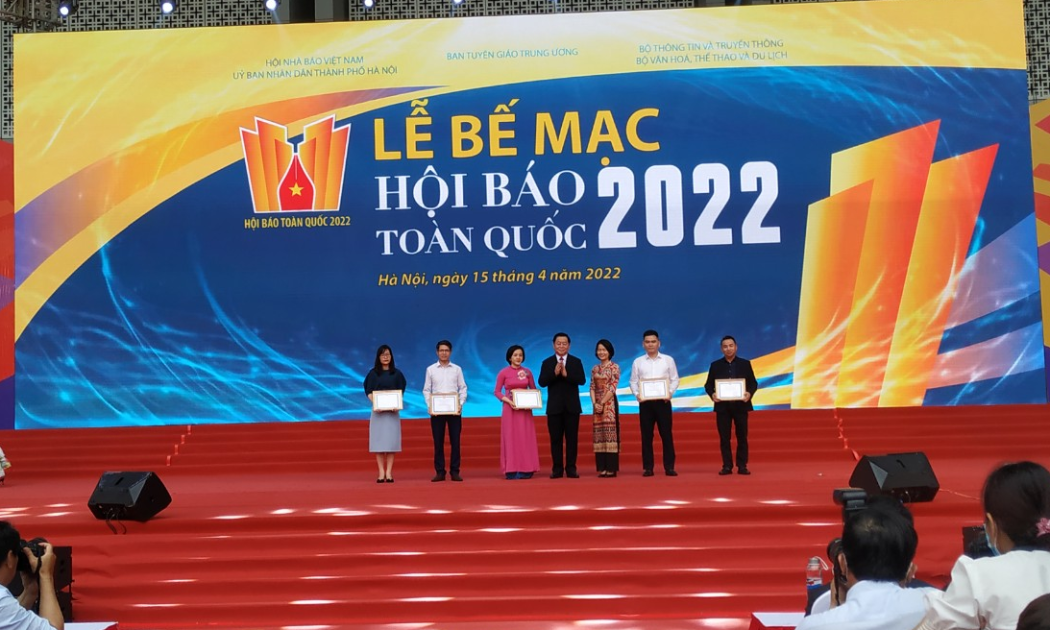 Bí thư Trung ương Đảng, Trưởng Ban Tuyên giáo Trung ương Nguyễn Trọng Nghĩa dự bế mạc và trao giải A cho các đơn vị.