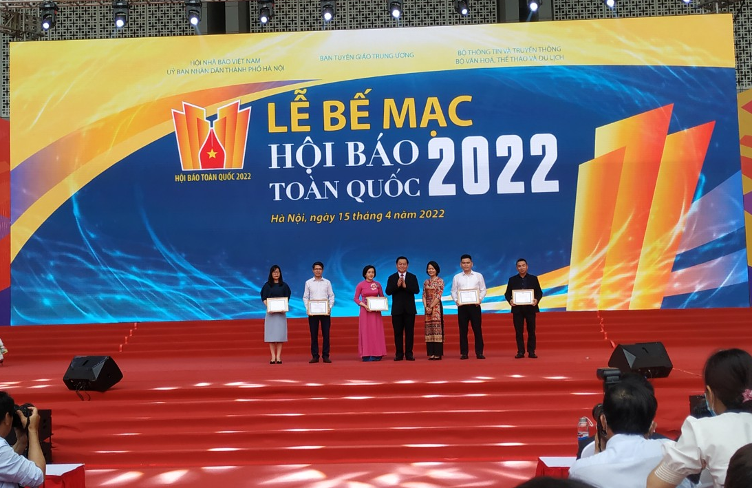 Bí thư Trung ương Đảng, Trưởng Ban Tuyên giáo Trung ương Nguyễn Trọng Nghĩa dự bế mạc và trao giải A cho các đơn vị.