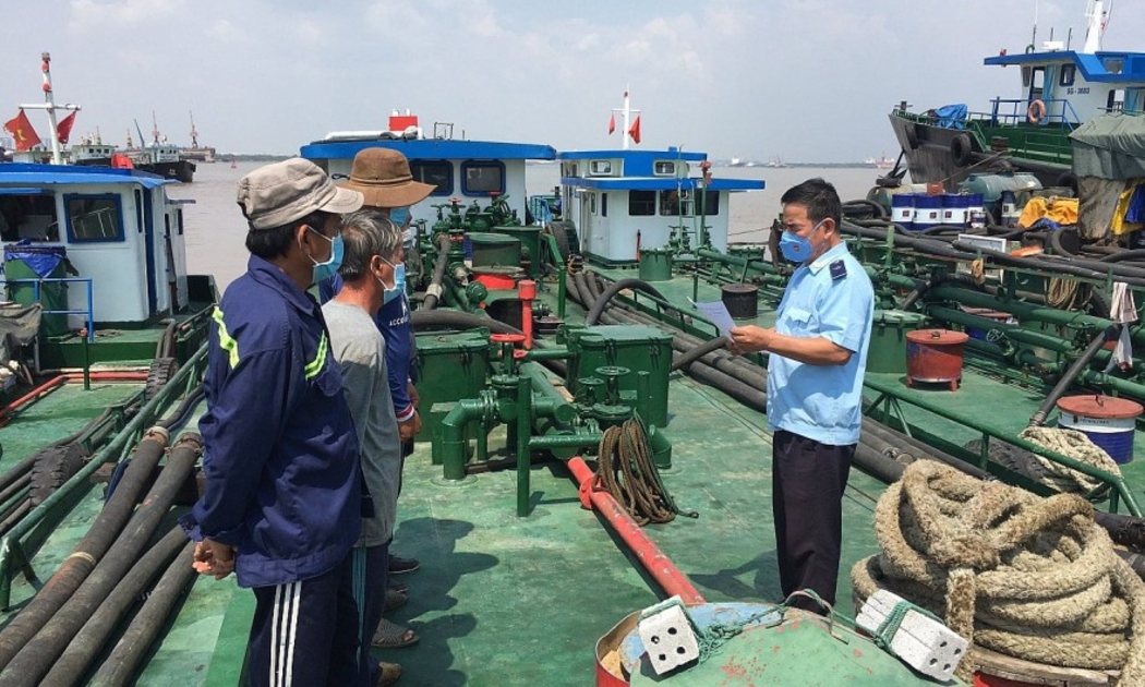 Cơ quan chức năng phát hiện, bắt giữ hàng trăm tấn dầu không hóa đơn chứng từ trên sông Sài Gòn