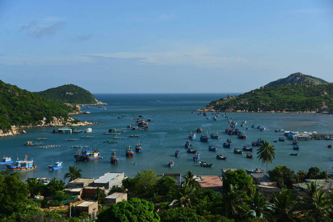 Nằm trong Khu dự trữ sinh quyển thế giới Núi Chúa là Vịnh Vĩnh Hy, là một trong 8 vịnh đẹp nhất Việt Nam được xếp hạng là danh lam thắng cảnh nổi tiếng.