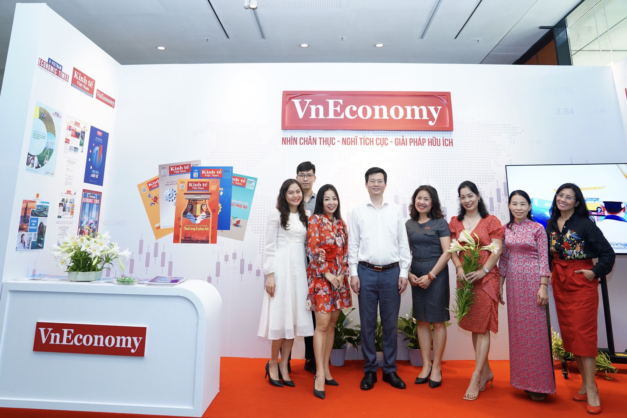 PGS.TS Đỗ Chí Nghĩa, Ủy viên Thường trực Ủy ban Văn hóa, Giáo dục của Quốc hội (người thứ 4 từ trái sang) đến thăm quan gian trưng bày của Tạp chí Kinh tế Việt Nam/VnEconomy tại Hội báo toàn quốc 2022.