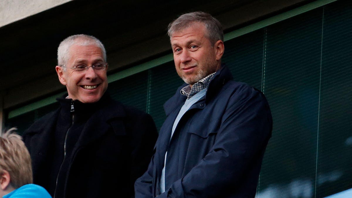 Tỷ phú Roman Abramovich (phải) - chủ sở hữu Chelsea và Eugene Tenenbaum (trái) - giám đốc câu lạc bộ tại một trận đấu của Chelsea năm 2012 - Ảnh: Reuters