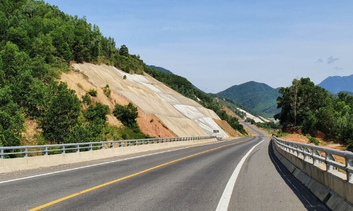 Cao tốc La Sơn - Hòa Liên chính thức đưa vào khai thác