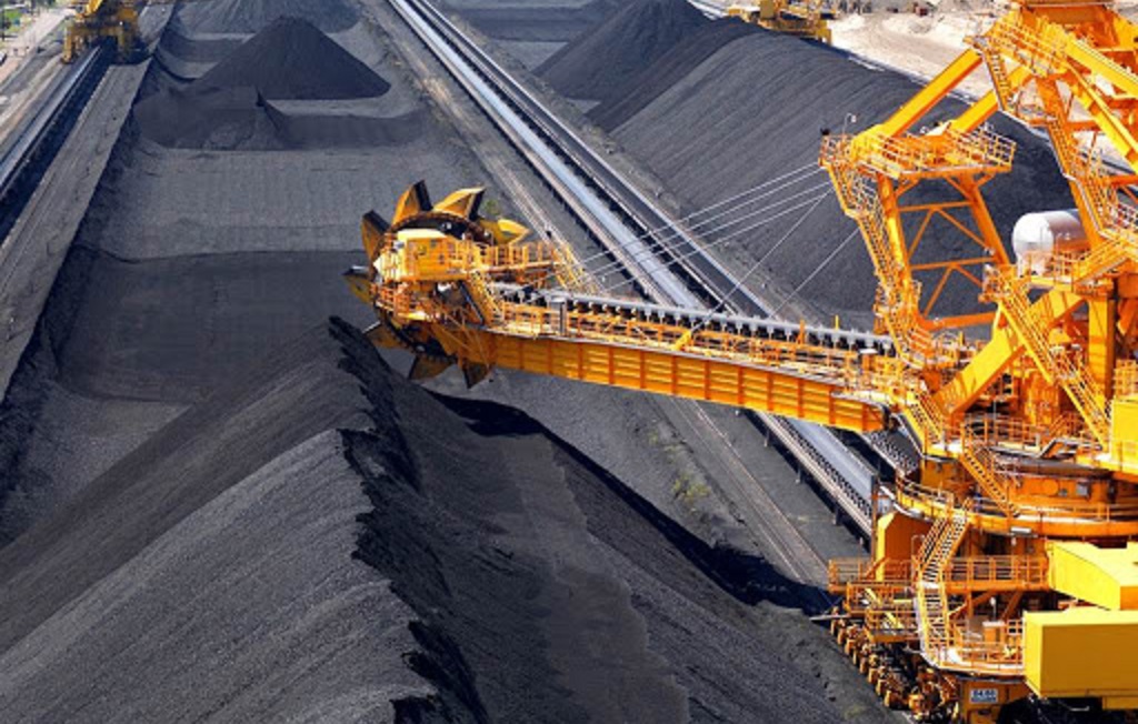 Nhu cầu nhập than cho các ngành sản xuất trong nước ngày càng tăng cao.