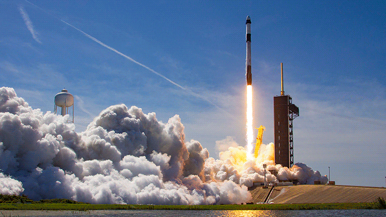 Tên lửa SpaceX Falcon 9 mang theo phi thuyền Crew Dragon được phóng lên trạm vũ trụ trong sứ mệnh Ax-1 .