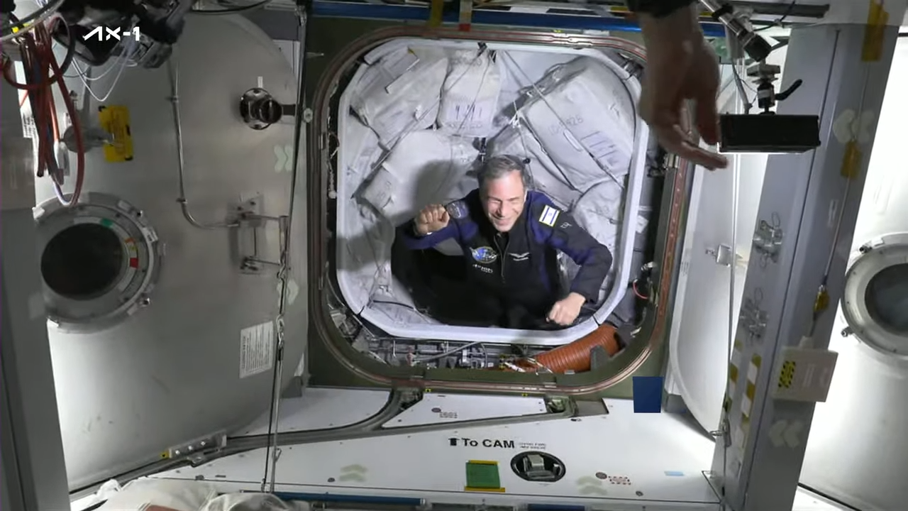 Eytan Stibbe, 64 tuổi, một nh&agrave; từ thiện v&agrave; l&agrave; cựu phi c&ocirc;ng m&aacute;y bay chiến đấu của Kh&ocirc;ng qu&acirc;n Israel khi cập bếnTrạm vũ trụ quốc tế ng&agrave;y 9/4/2022.