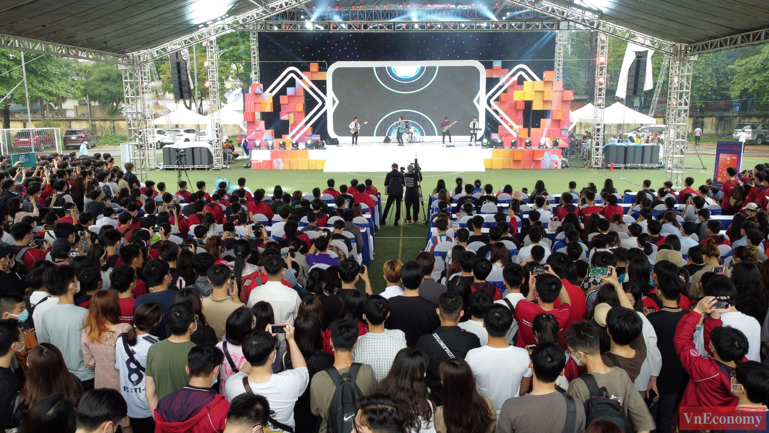 Bên cạnh trải nghiệm tại các gian hàng, Sóng Festival là nơi để giới trẻ gặp gỡ giao lưu với các gương mặt truyền cảm hứng, các nghệ sĩ, ban nhạc nổi tiếng như: Hoa hậu Đỗ Thị Hà, ca sĩ Min, Vũ, nhóm Chillies, ca sĩ Kiên, Đông Hùng...