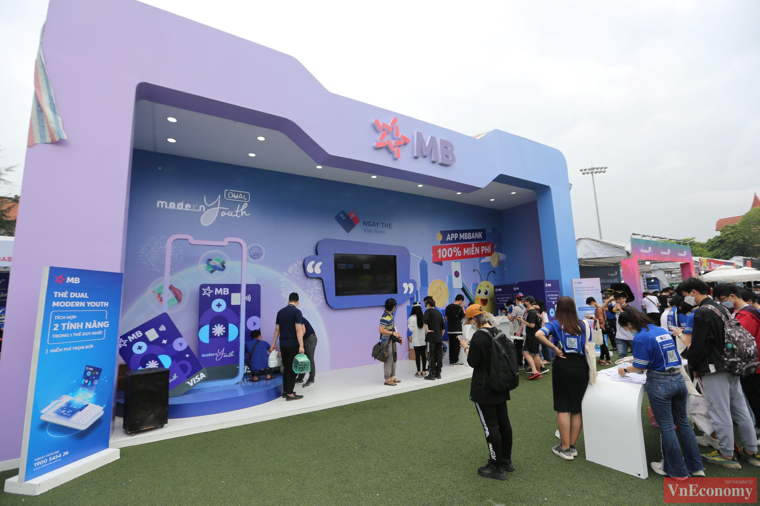 Sự kiện &ldquo;S&oacute;ng Festival&rdquo; bao gồm c&aacute;c hoạt động ch&iacute;nh như: trải nghiệm c&ocirc;ng nghệ thanh to&aacute;n kh&ocirc;ng d&ugrave;ng tiền mặt tại 100% gian h&agrave;ng, tr&igrave;nh diễn c&ocirc;ng nghệ thanh to&aacute;n thẻ ng&acirc;n h&agrave;ng hiện đại v&agrave; ti&ecirc;n tiến nhất.