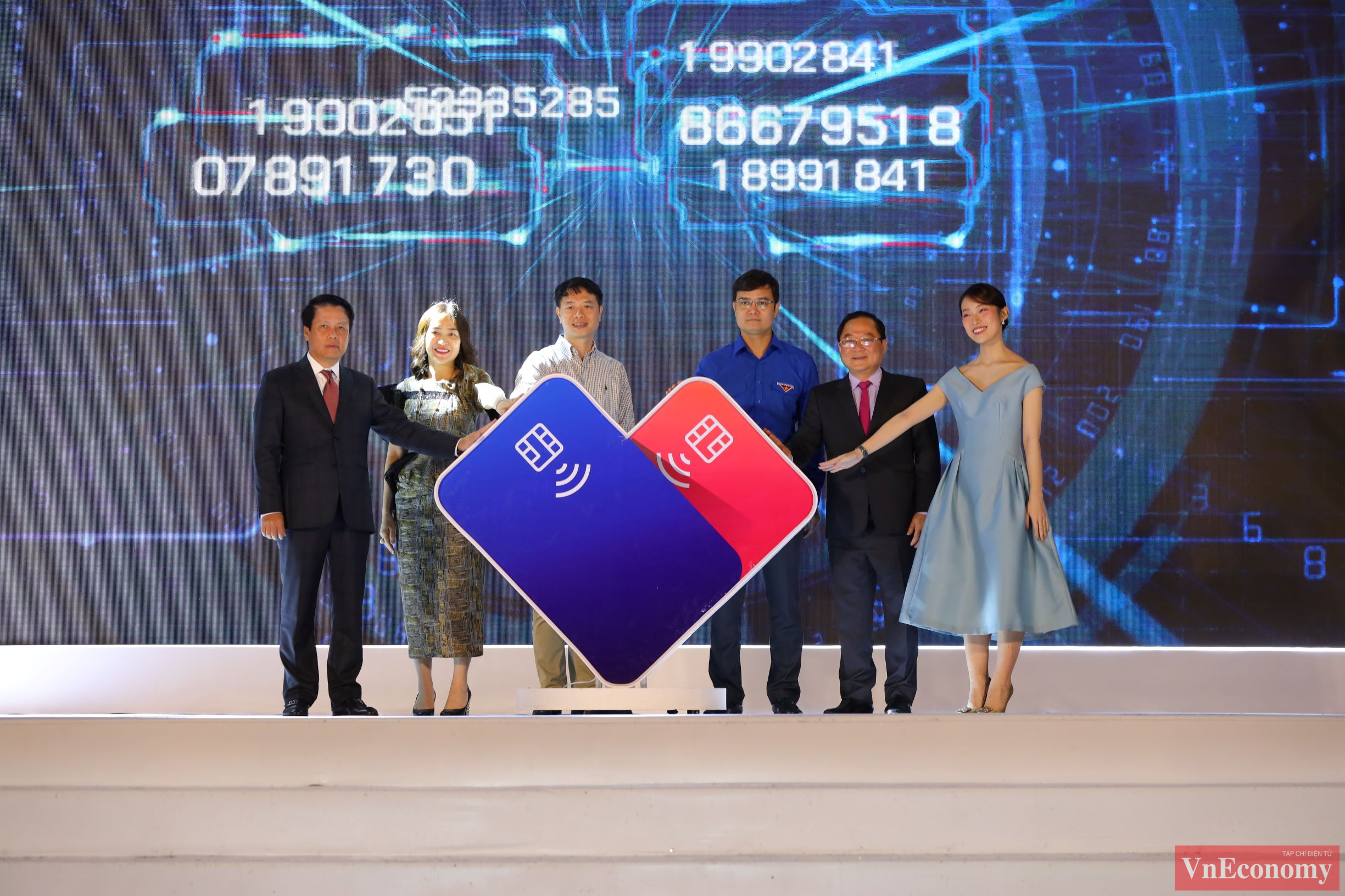 Các đại biểu và các khách mời cùng nhấn nút khai mạc Ngày Thẻ Việt Nam lần 2.