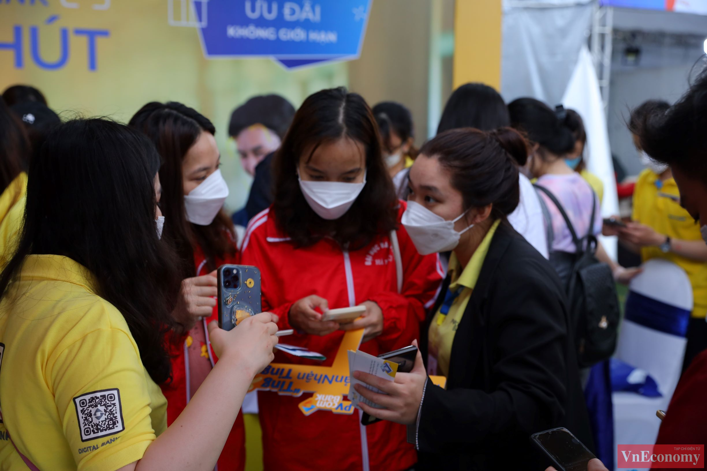Ngay tại sự kiện, các bạn trẻ tỏ ra rất hào hứng khi tiếp cận và trải nghiệm các công nghệ số như thanh toán contactless, mã QR, công nghệ NFC, Digital bank, công nghệ eKYC… 