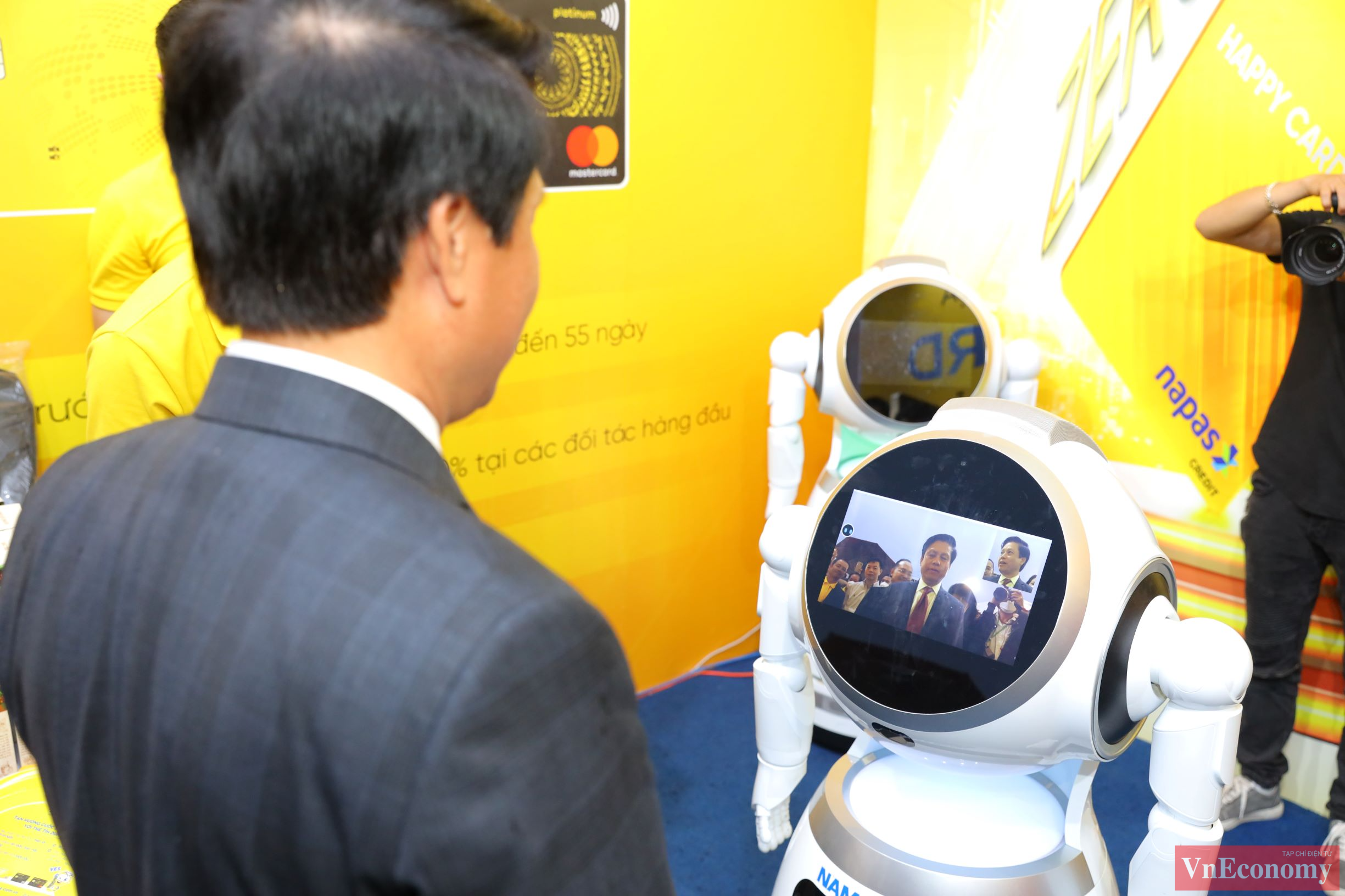 &Ocirc;ng Phạm Tiến Dũng, Ph&oacute; Thống đốc Ng&acirc;n h&agrave;ng Nh&agrave; nước cũng tham gia trải nghiệm những c&ocirc;ng nghệ mới ngay tại sự kiện.