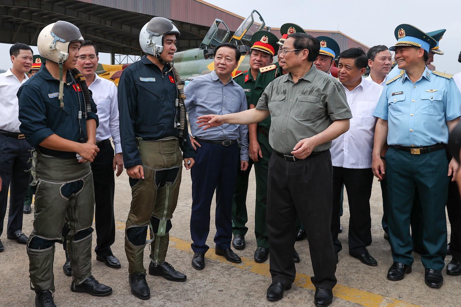 Thủ tướng Phạm Minh Chính khảo sát sân bay Thành Sơn, thăm, động viên, kiểm tra công tác huấn luyện, sẵn sàng chiến đấu của Trung đoàn Không quân 937 chiều 16/4 - Ảnh VGP