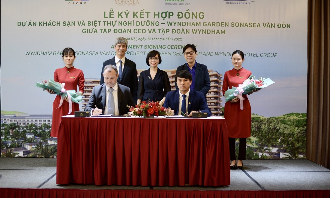 Ông Cao Văn Kiên - Phó Tổng giám đốc Tập đoàn CEO, kiêm Tổng giám đốc CEO Vân Đồn (hàng đầu, bên phải) - đại diện Tập đoàn CEO ký hợp đồng cùng Wyndham Hotel Group.