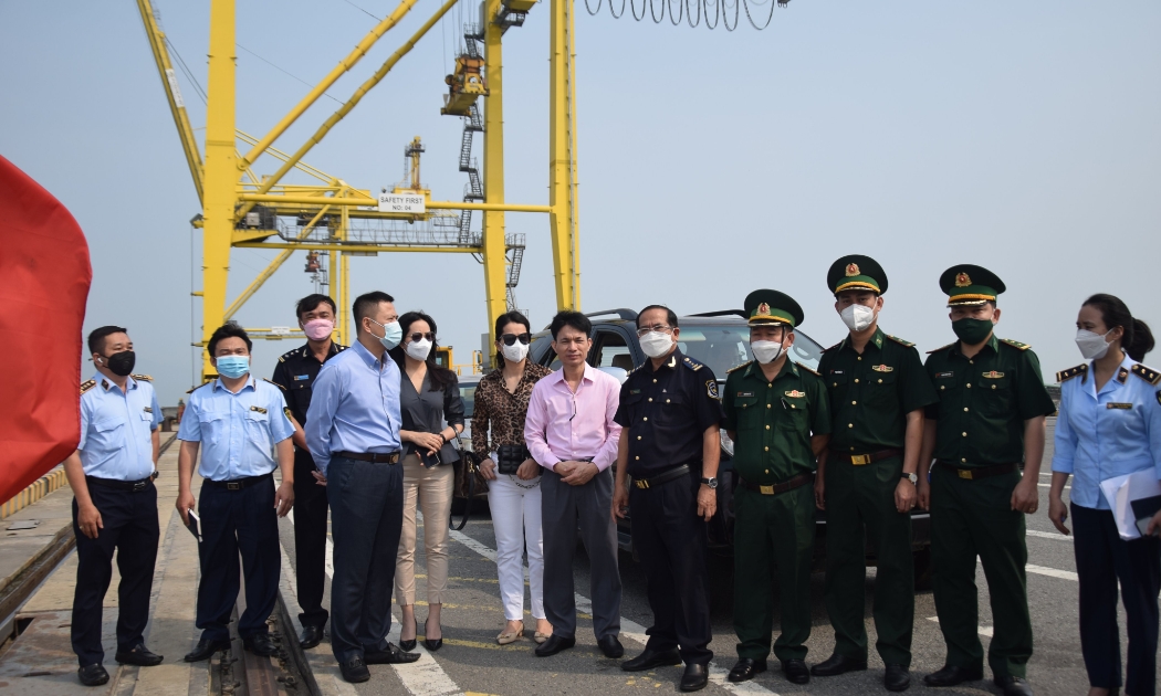 Đoàn làm việc khảo sát tại cảng Đà Nẵng.