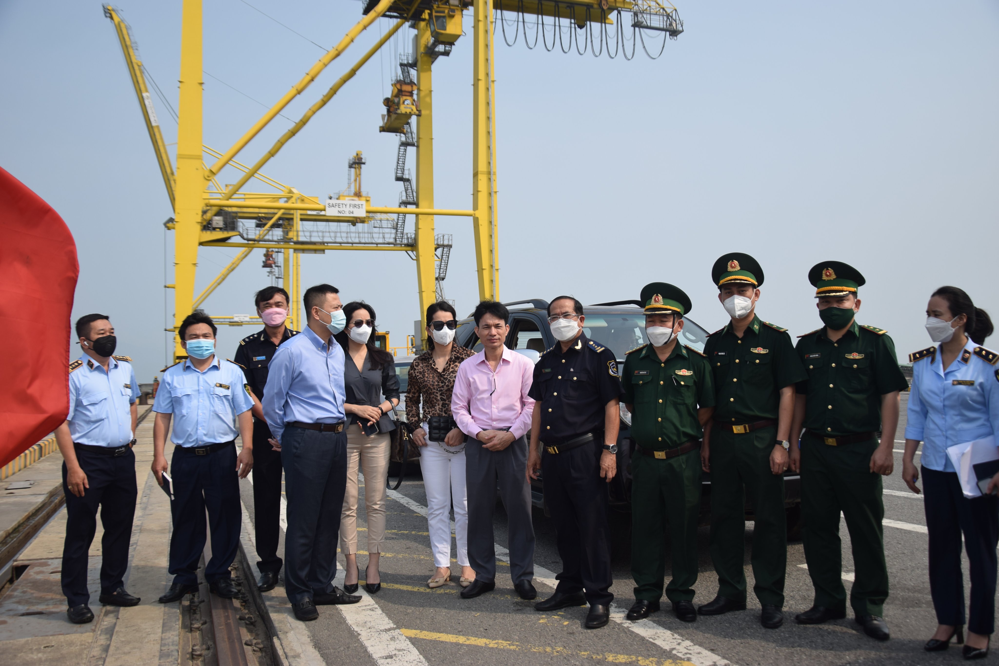 Đoàn làm việc khảo sát tại cảng Đà Nẵng.